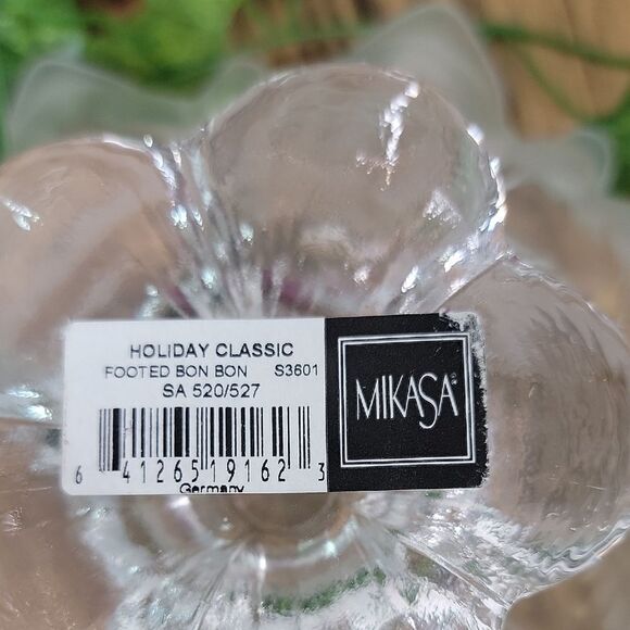Mikasa. Holiday Classic. Footed Bon Bon. Frosted Glass Dish. NWT - Picture 4 of 9